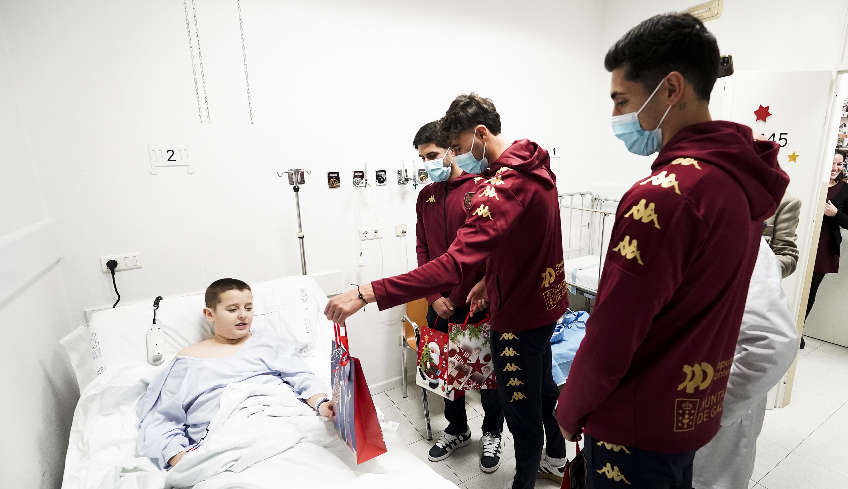 Xogadores do Pontevedra CF visitan os nenos ingresados no Hospital Provincial