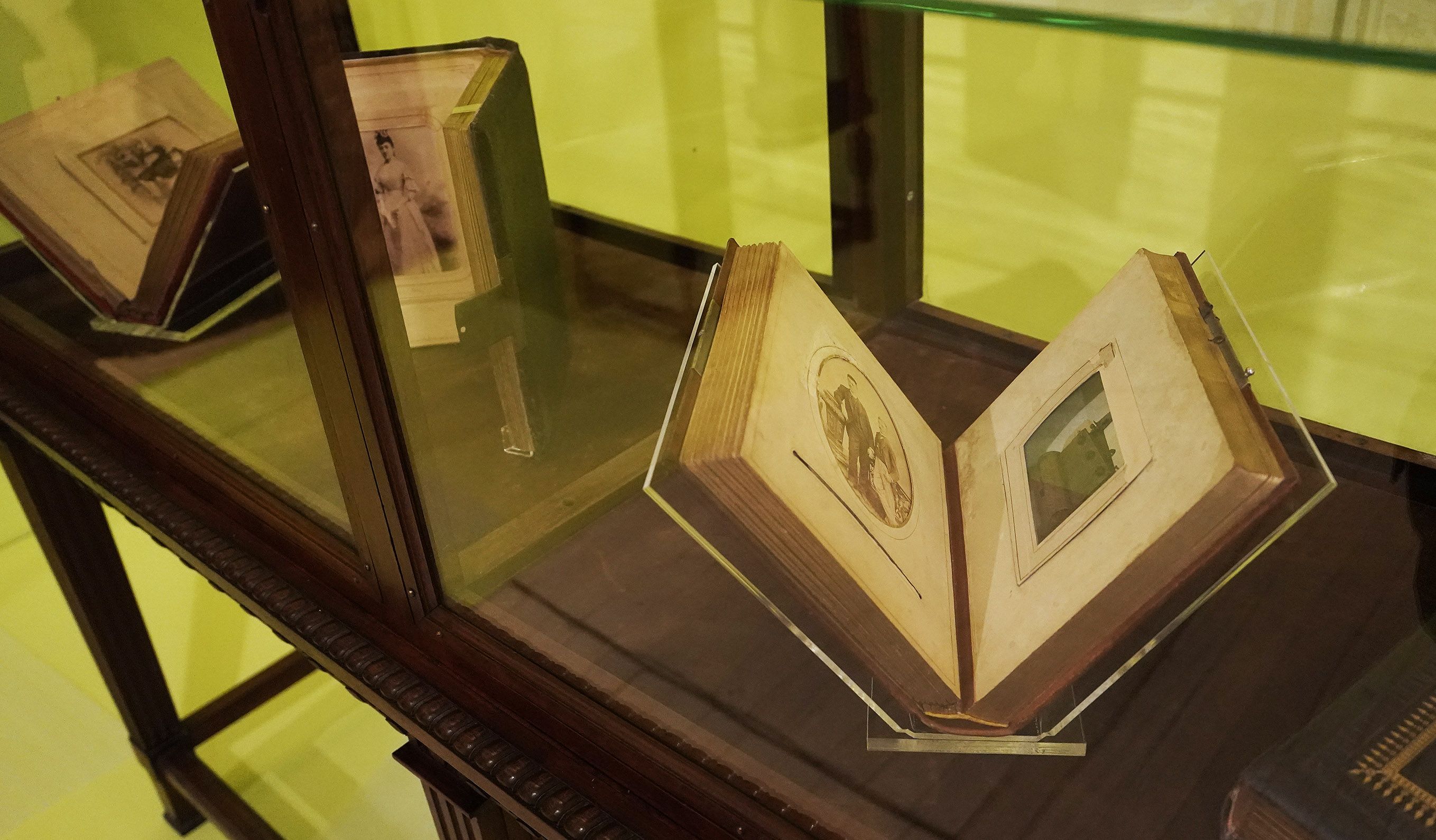 Exposición "Debuxar coa luz" en el Museo de Pontevedra