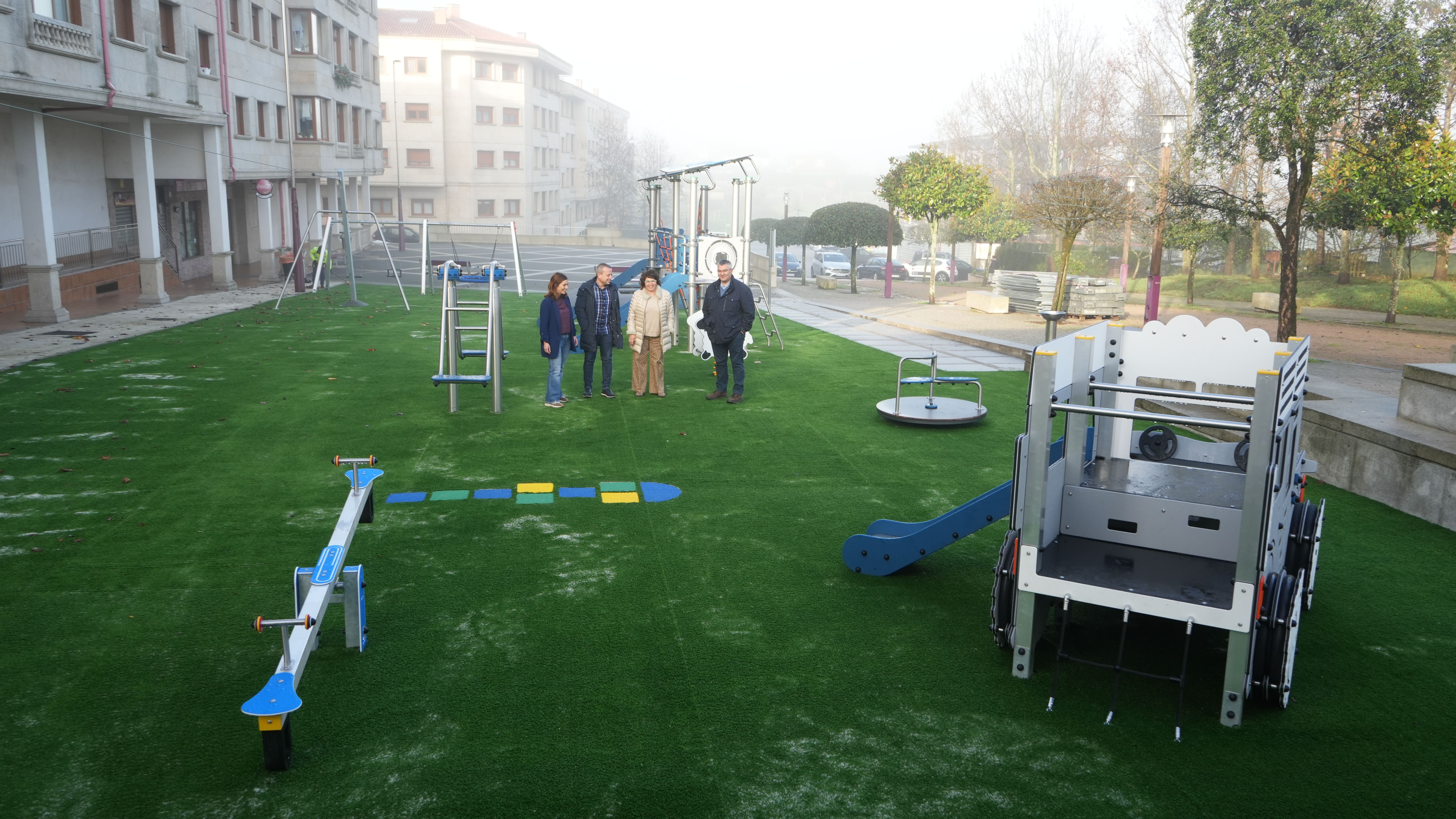 Inauguración del parque infantil Praza do Concello de Ribadumia tras su renovación