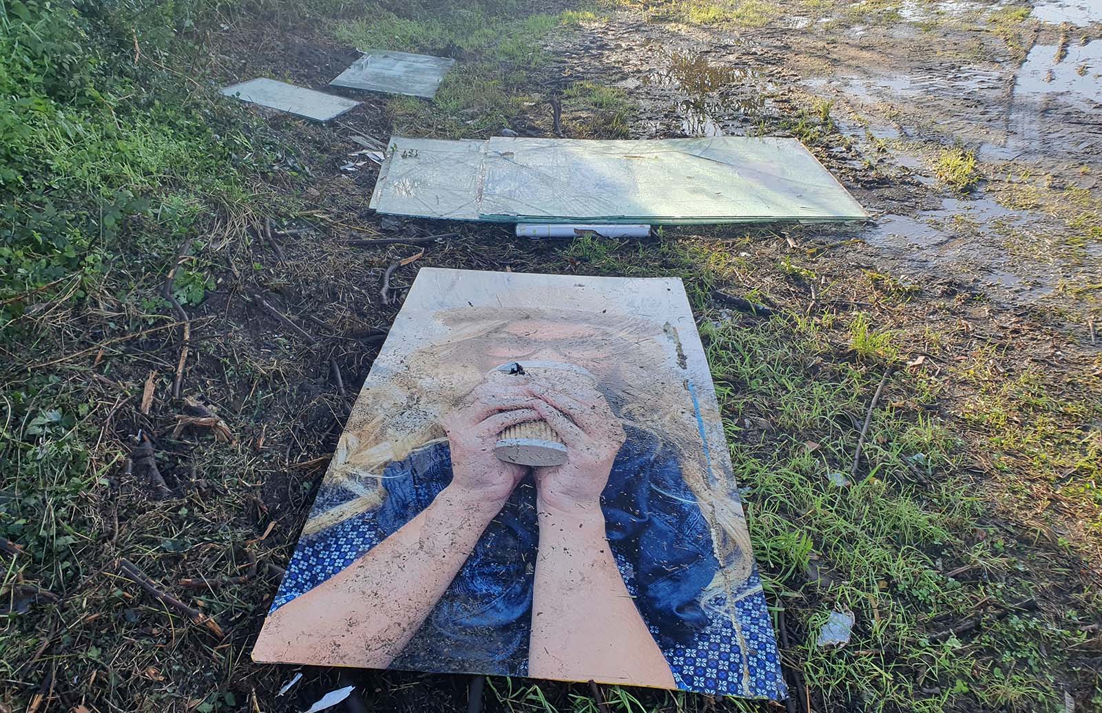 Puertas de cristal que aparecieron abandonadas en el Gafos