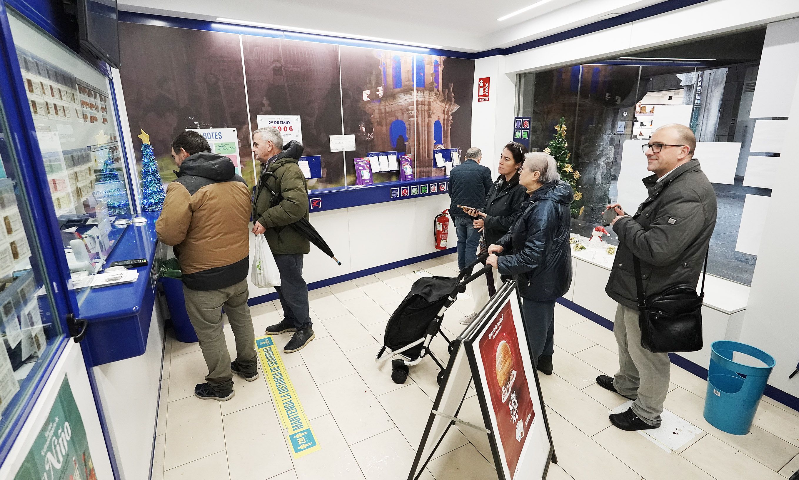 Colas en Pontevedra para comprar la Lotería de Navidad