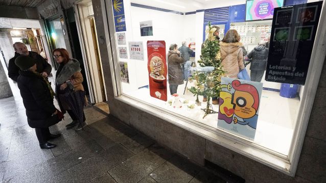 Colas en Pontevedra para comprar la Lotería de Navidad