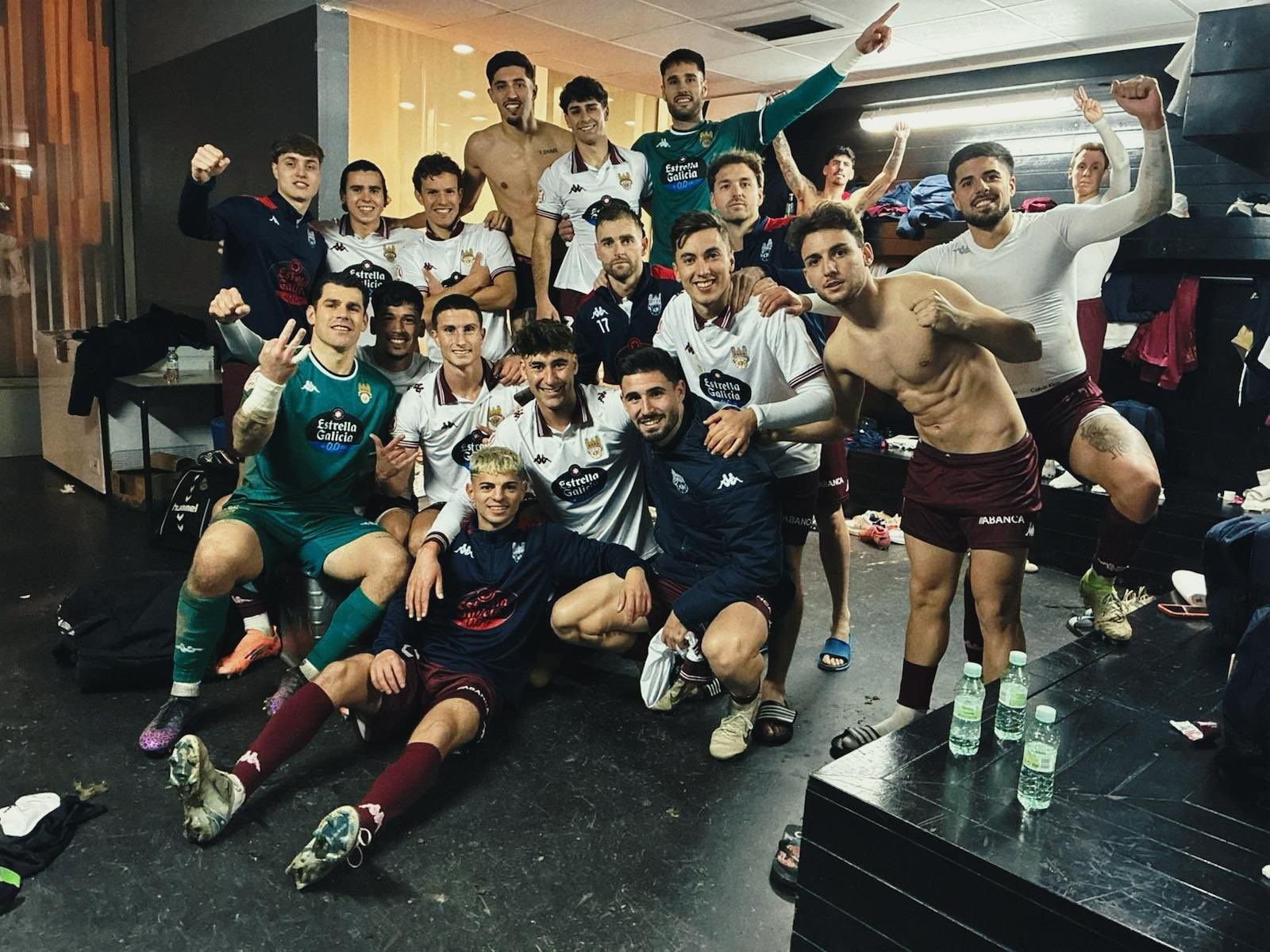 Los jugadores del Pontevedra celebran el triunfo ante el Barakaldo