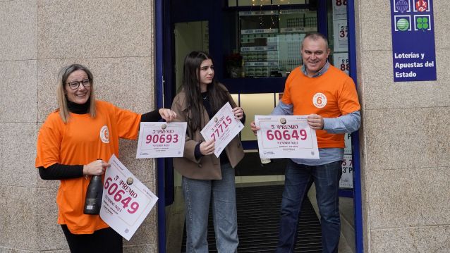 Os responsables da administración de lotaría da Illa de Arousa, cos tres premios de 2025