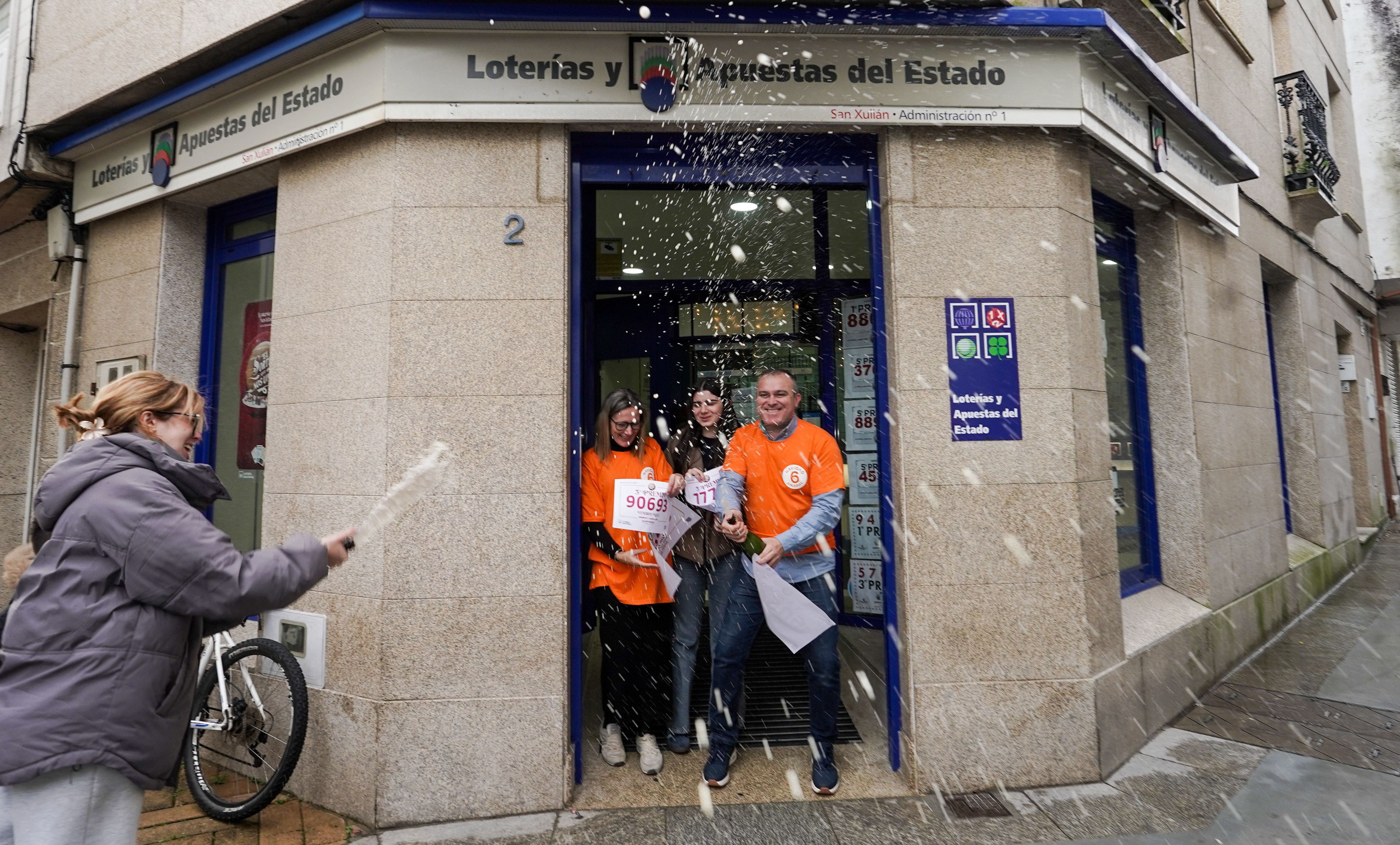 Os responsables da administración de lotaría da Illa de Arousa celebran os tres premios de 2025