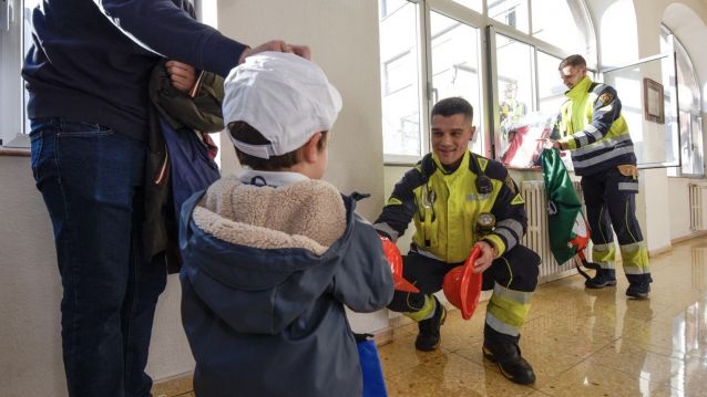 Os bombeiros entregaron agasallos aos nenos do Hospital Os bombeiros entregaron agasallos aos nenos do Hospital
