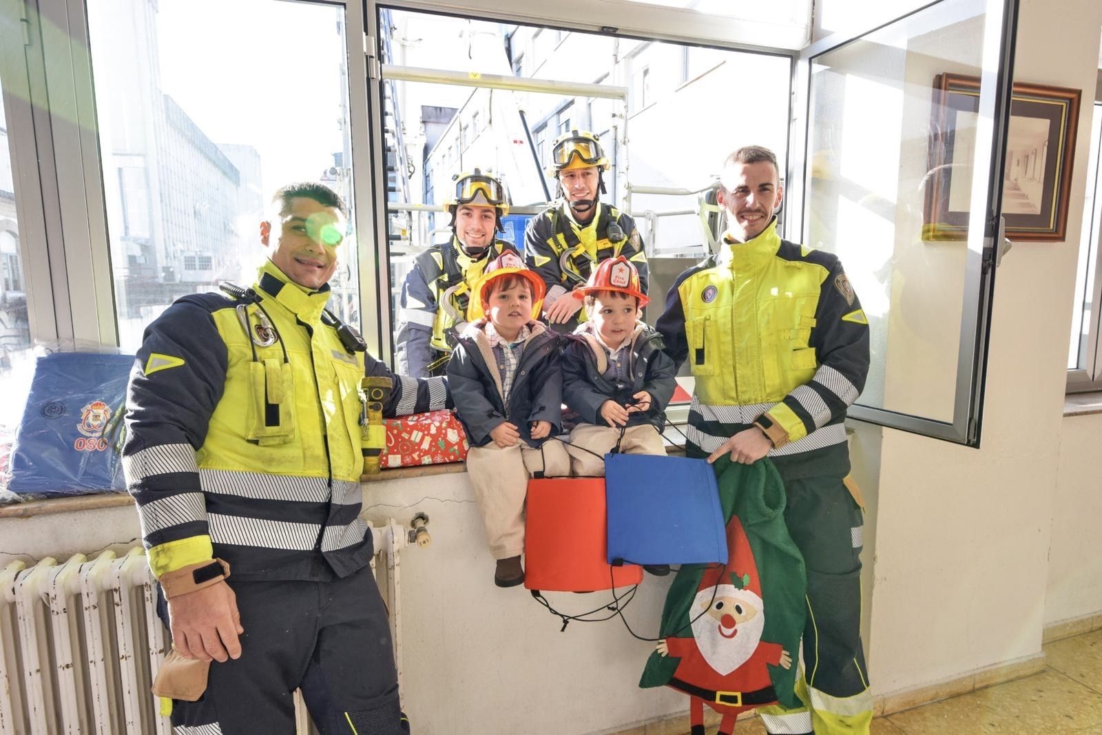 Os bombeiros entregaron agasallos aos nenos do Hospital Os bombeiros entregaron agasallos aos nenos do Hospital