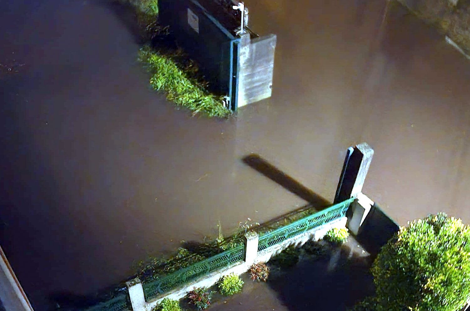 Agua en la Rúa do Santo en los accesos a las vivendas