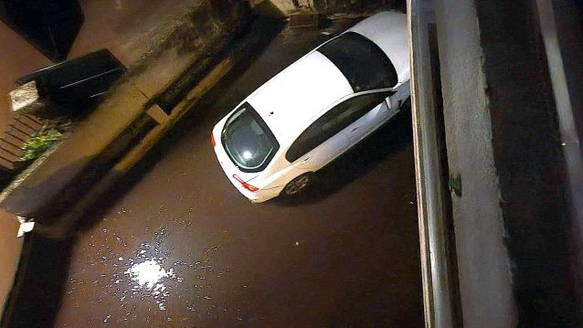 Inundación na Rúa do Santo dificultando a entrada e saída de turismos
