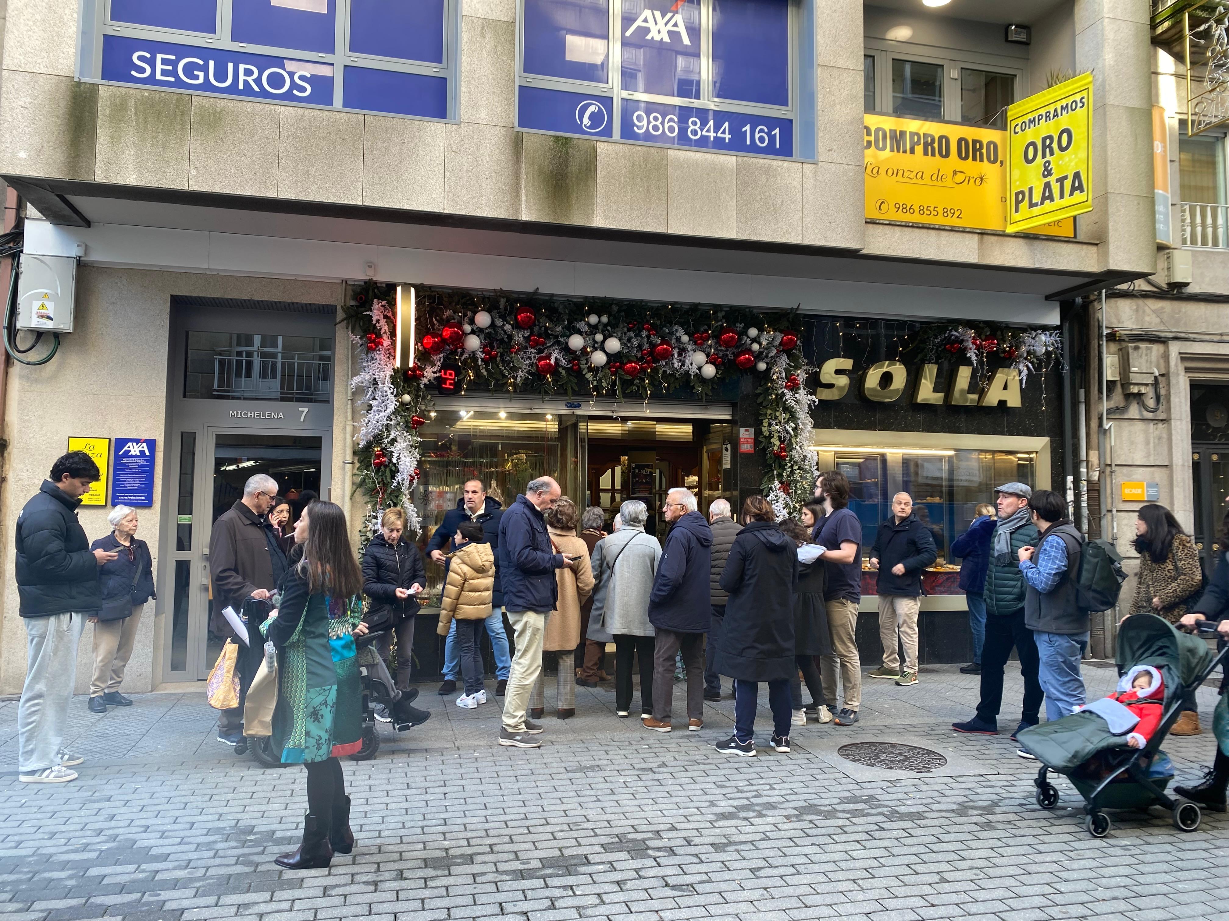 Clientes esperando a las puertas de la Confitería Solla