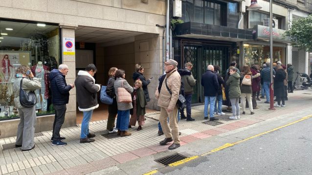 Clientes haciendo cola para acceder a la Confitería Capri