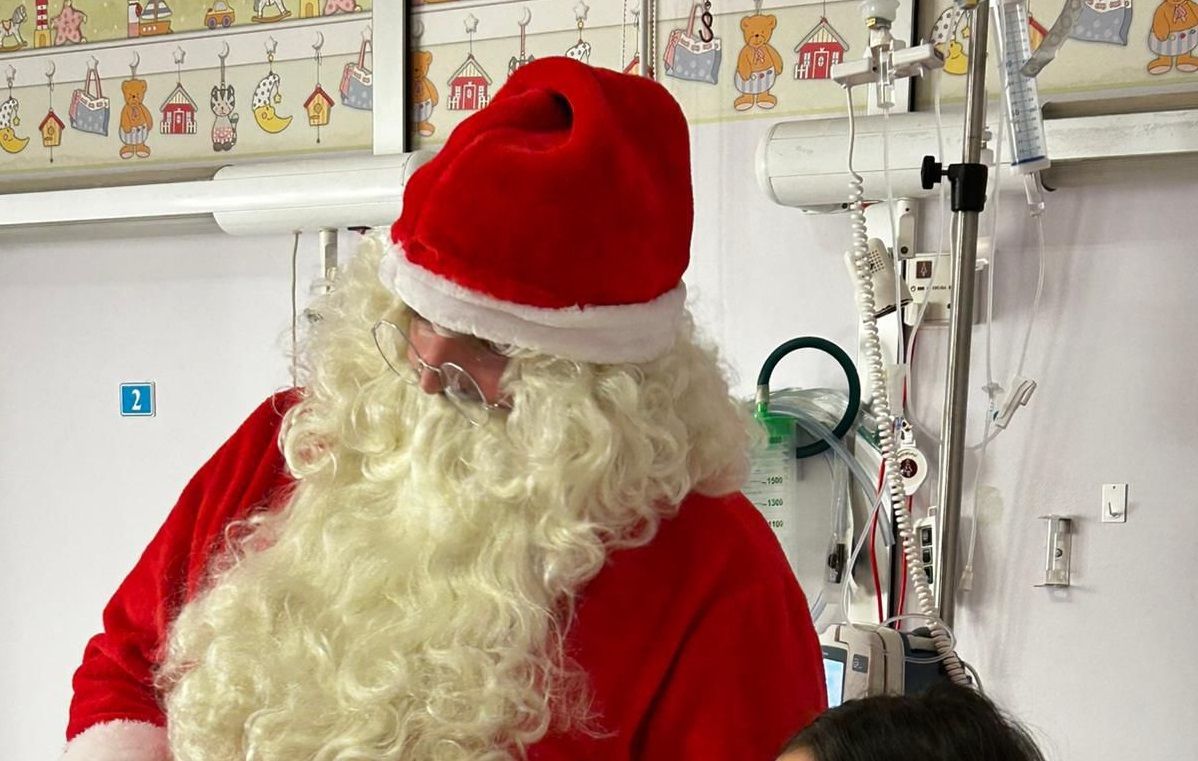 Papa Noel visitó el área de pediatría