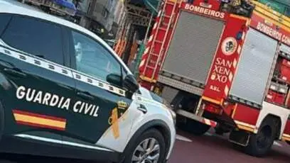 Patrulla de la Guardia Civil y camión del servicio de Emergencias de Sanxenxo