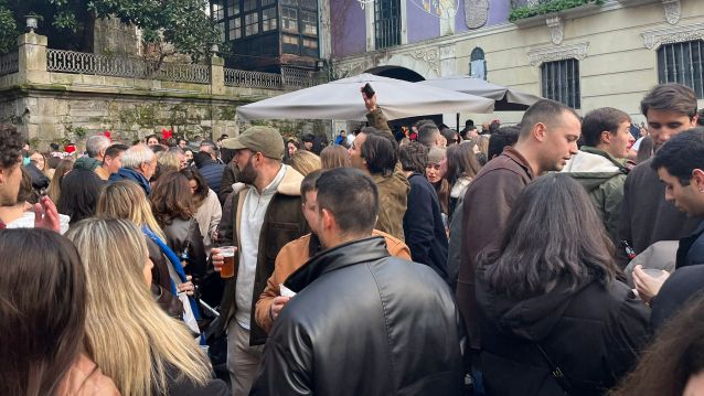 Gente celebrando la 'tardebuena'