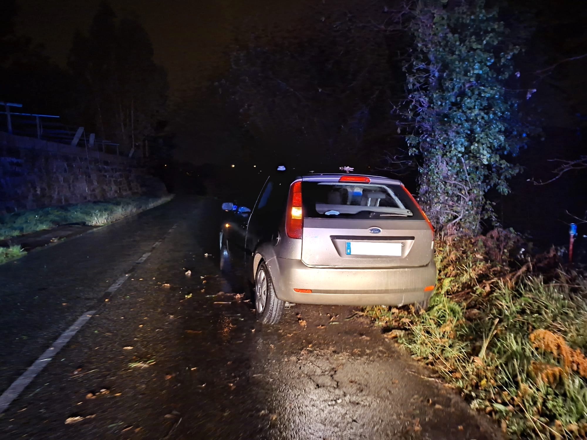 Coche accidentado en Oubiña, en Cambados