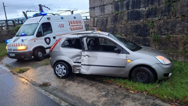 Vehículo accidentado en Oubiña, en Cambados