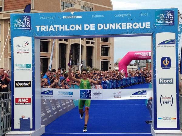Javier Gómez Noya entra en meta en el Grand Prix de Dunkerque