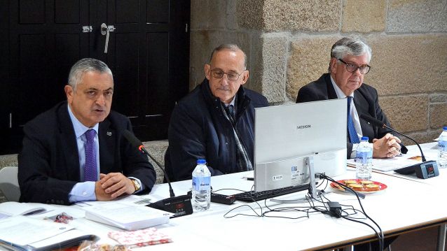 Ernesto Pedrosa e Manuel Reigosa, xunto a Juan Manuel Veites, presidente da Comisión Económica Ernesto Pedrosa e Manuel Reigosa, xunto a Juan Manuel Veites, presidente da Comisión Económica