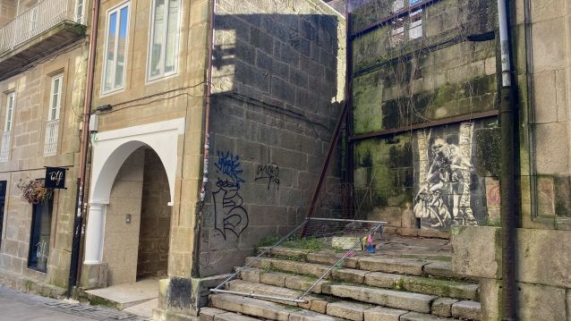 Acceso á zona onde estaba situada a antiga rectoral de San Bartolomeu na rúa don Filiberto Acceso á zona onde estaba situada a antiga rectoral de San Bartolomeu na rúa don Filiberto