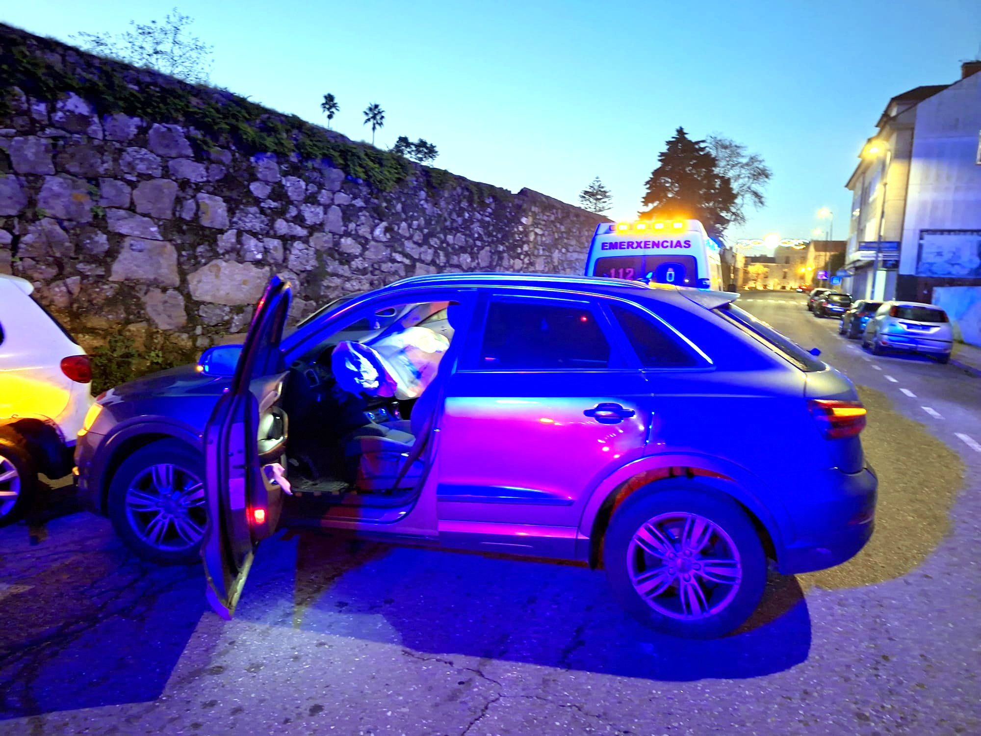 Vehículo accidentado na avenida de Vilagarcía en Cambados