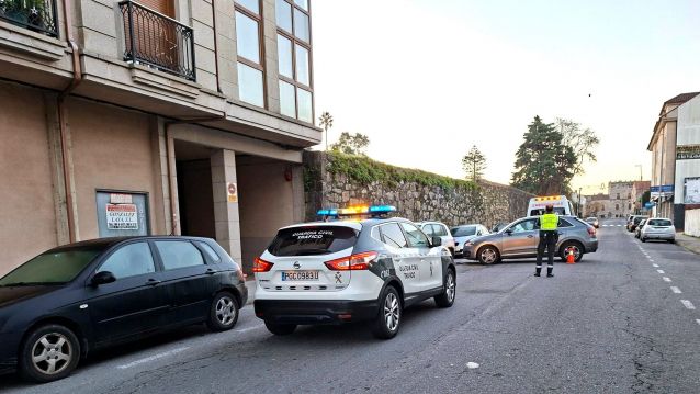 Axentes da Garda Civil de Tráfico e o servizo de Emerxencias de Cambados no lugar do accidente
