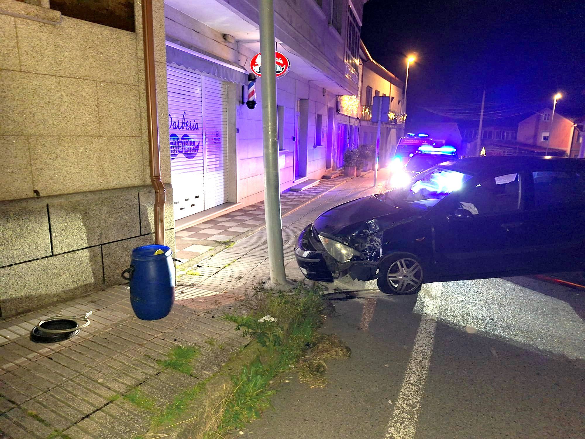 Accidente dun turismo contra unha luminaria en Cambados