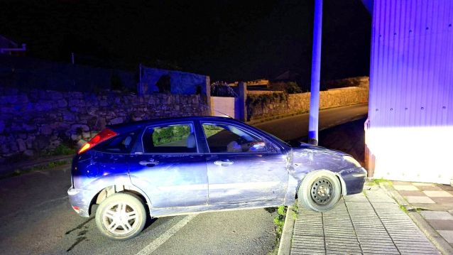O turismo impactou contra o farol ao saírse da vía