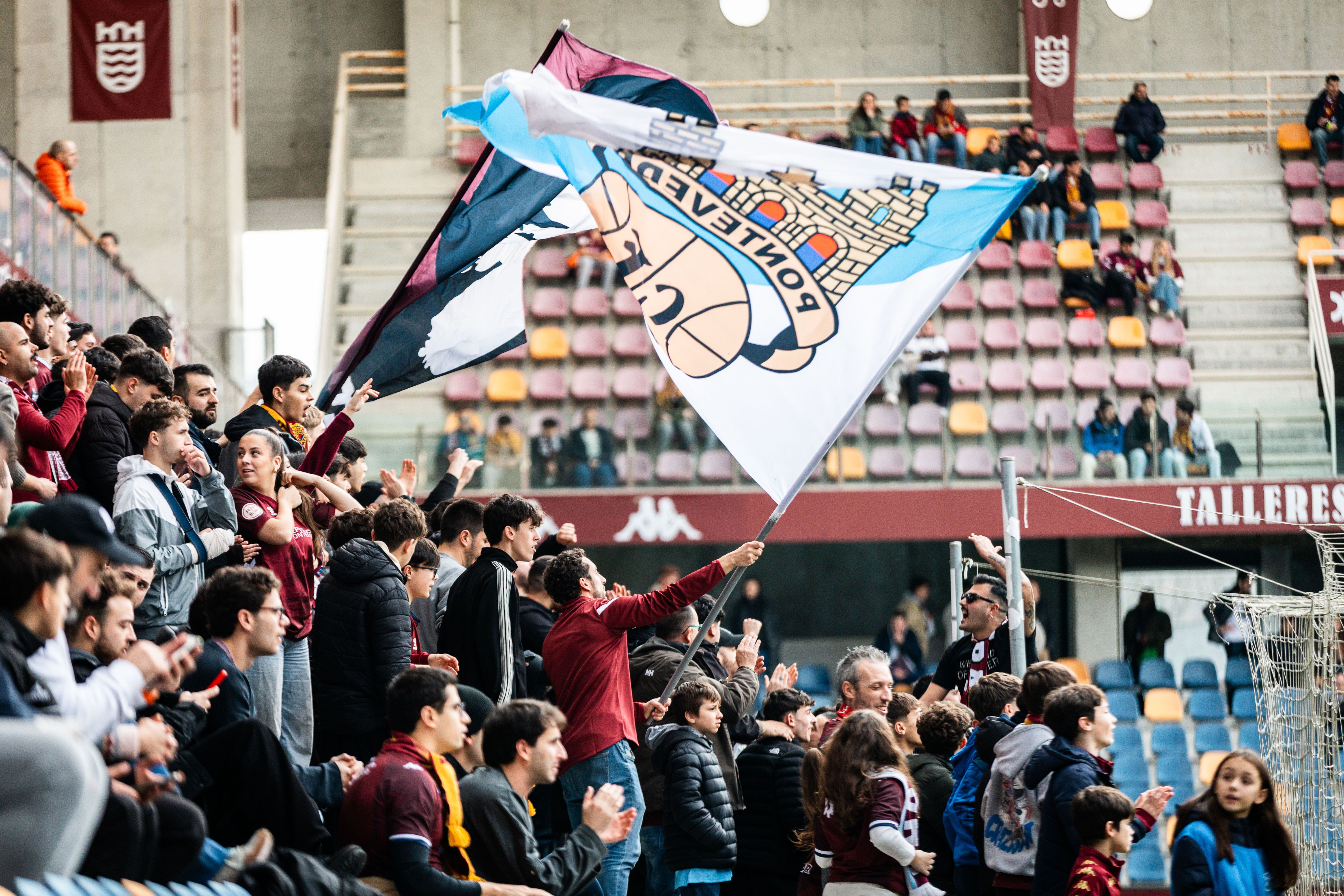 Partido entre Pontevedra CF y Racing Club de Ferrol en Pasarón