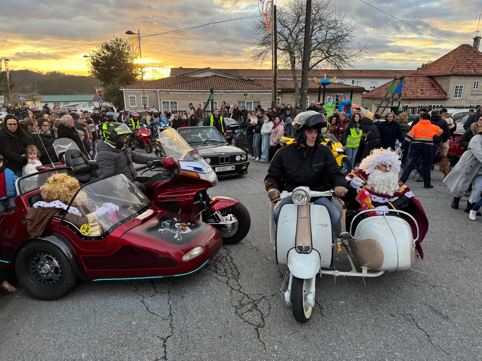 Os Reis Magos chegan á Lama en sidecar Os Reis Magos chegan á Lama en sidecar
