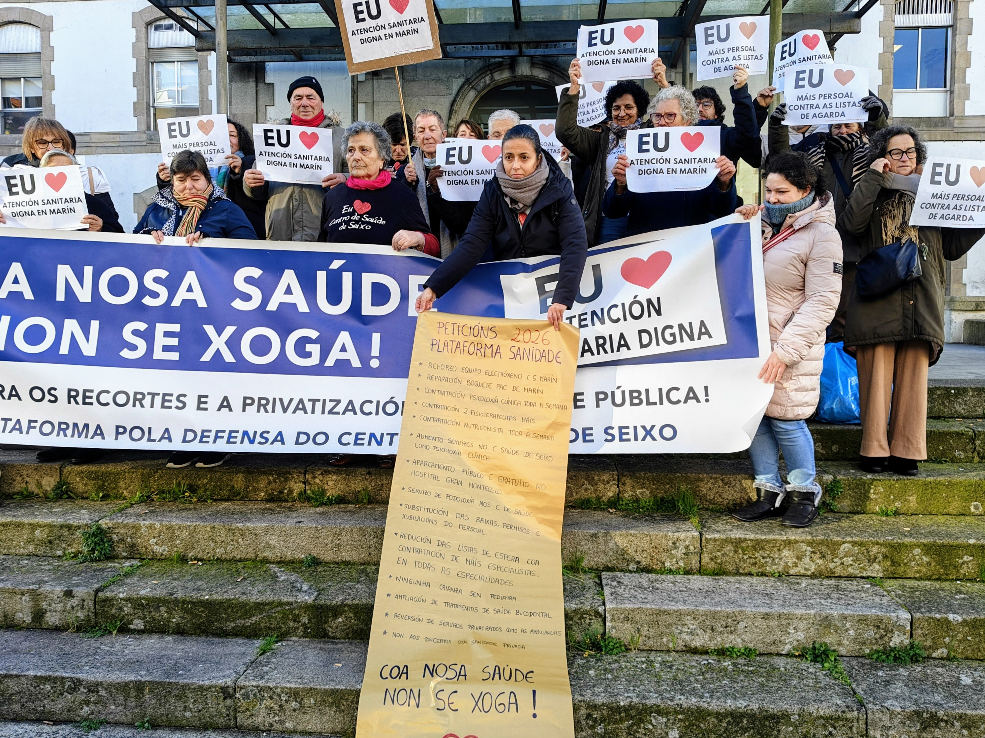 Despliegue de la carta a los Reyes Magos demandando mejoras sanitarias en Marín