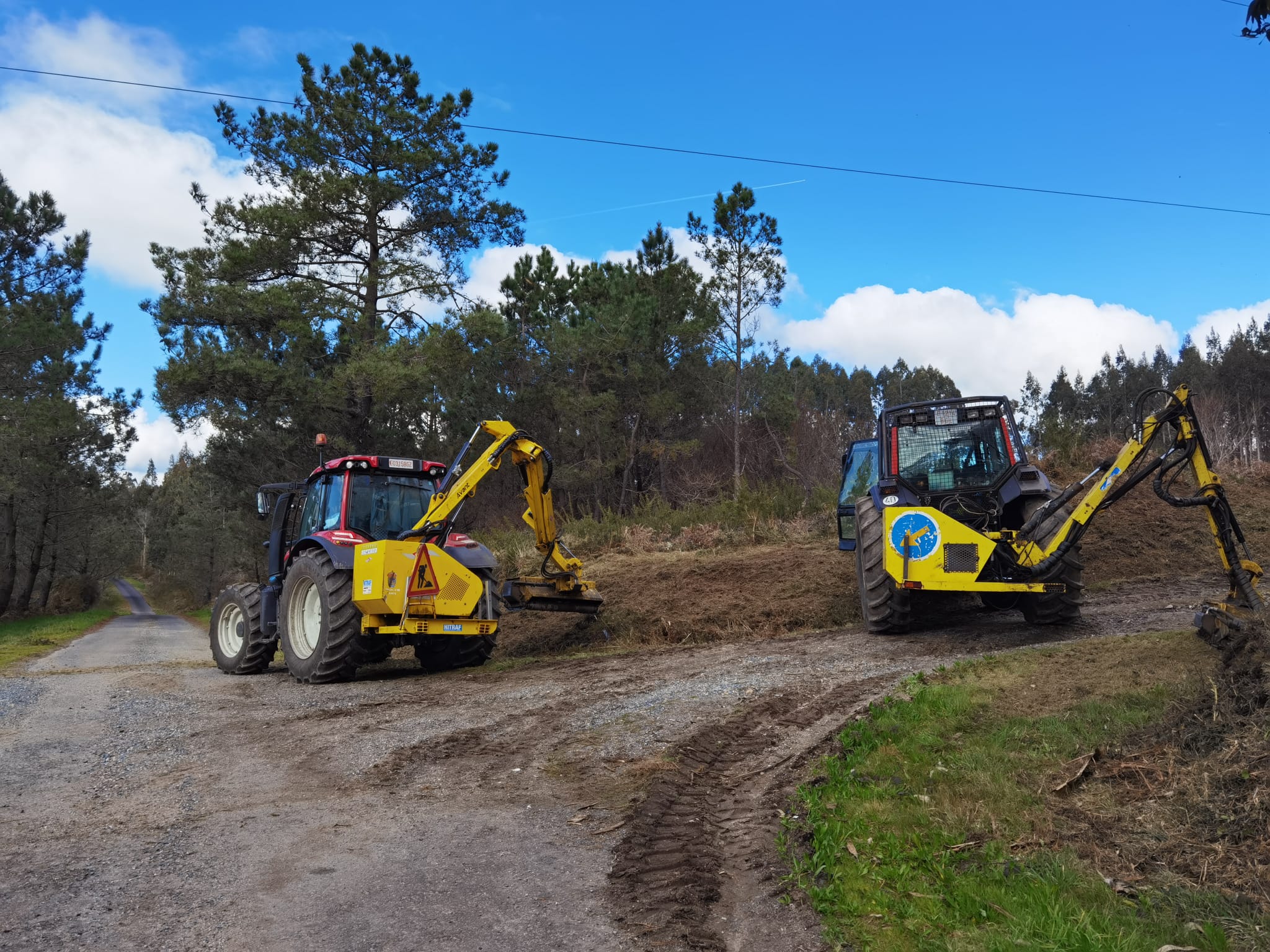 Desbroce das pistas forestais en Cuntis