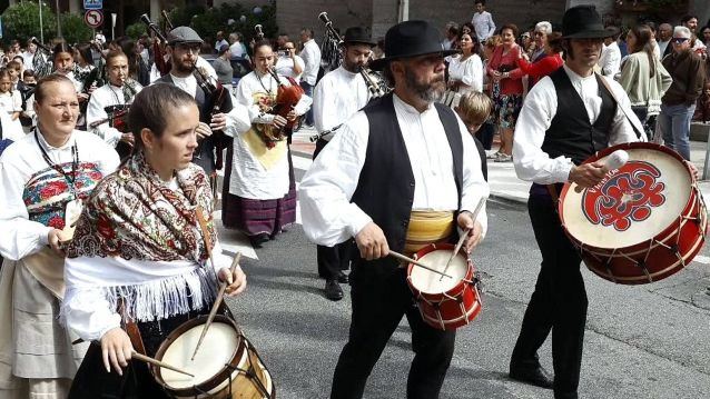 Actividade de Pola vila polas rúas de Pontevedra