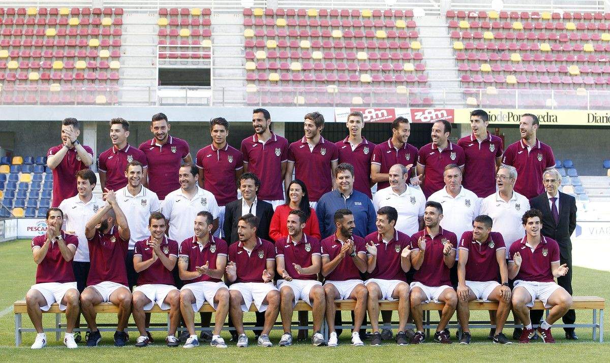 Foto oficial de final de temporada del Pontevedra CF tras el ascenso a Segunda B Foto oficial de final de temporada del Pontevedra CF tras el ascenso a Segunda B