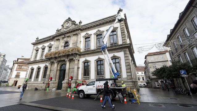 Desmontaje del alumbrado navideño en Pontevedra Desmontaje del alumbrado navideño en Pontevedra