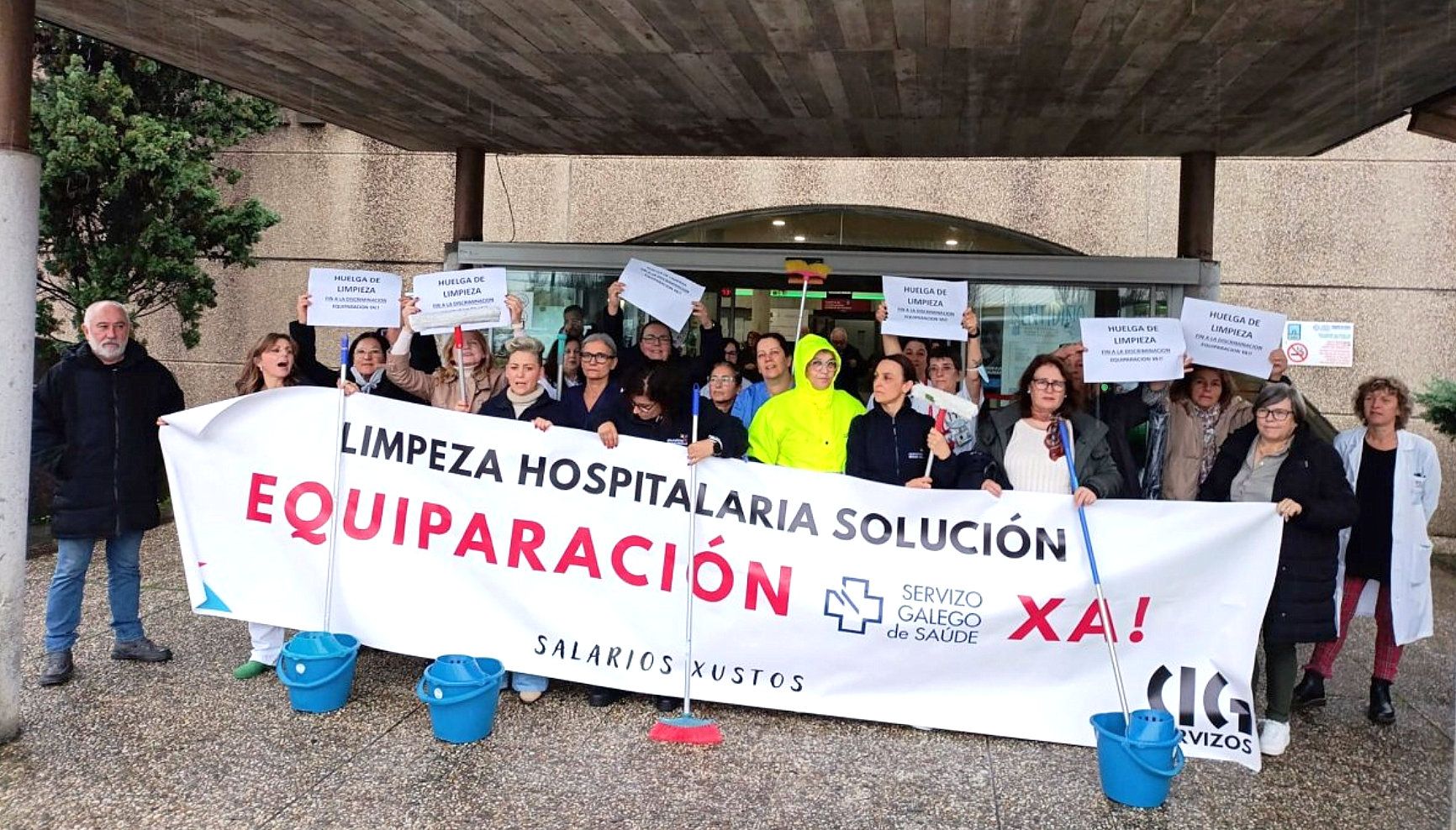 Personal de limpieza del Hospital do Salnés en una protesta