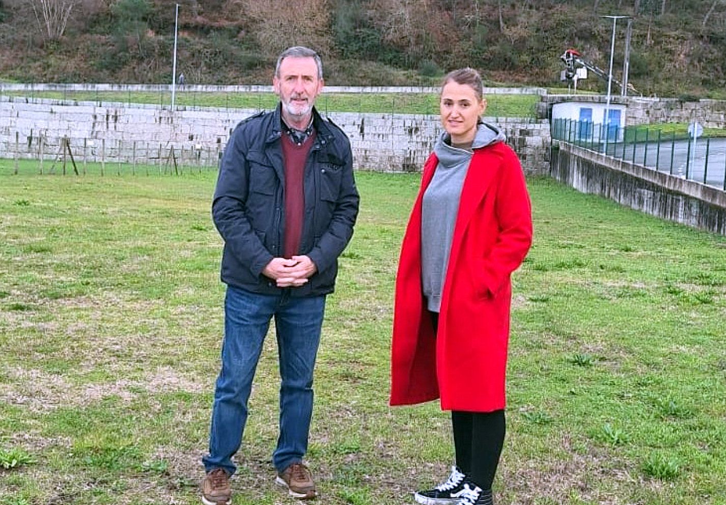 Xosé Manuel Fernández Abraldes y Andrea Pérez Cal en el espacio donde se instalará el pumptrack