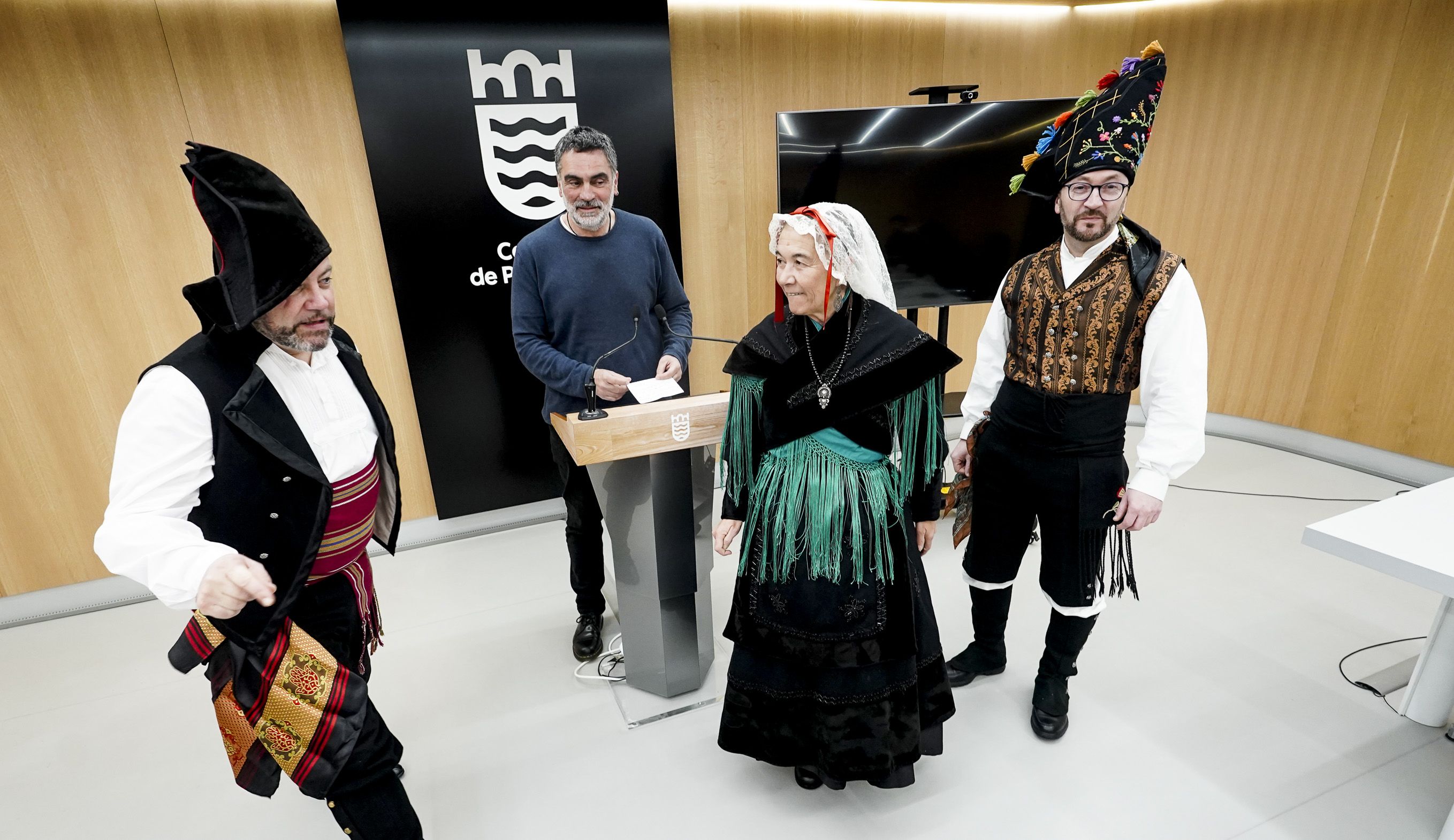 Representantes de Pola Vila presentan la Romería de San Sebastián