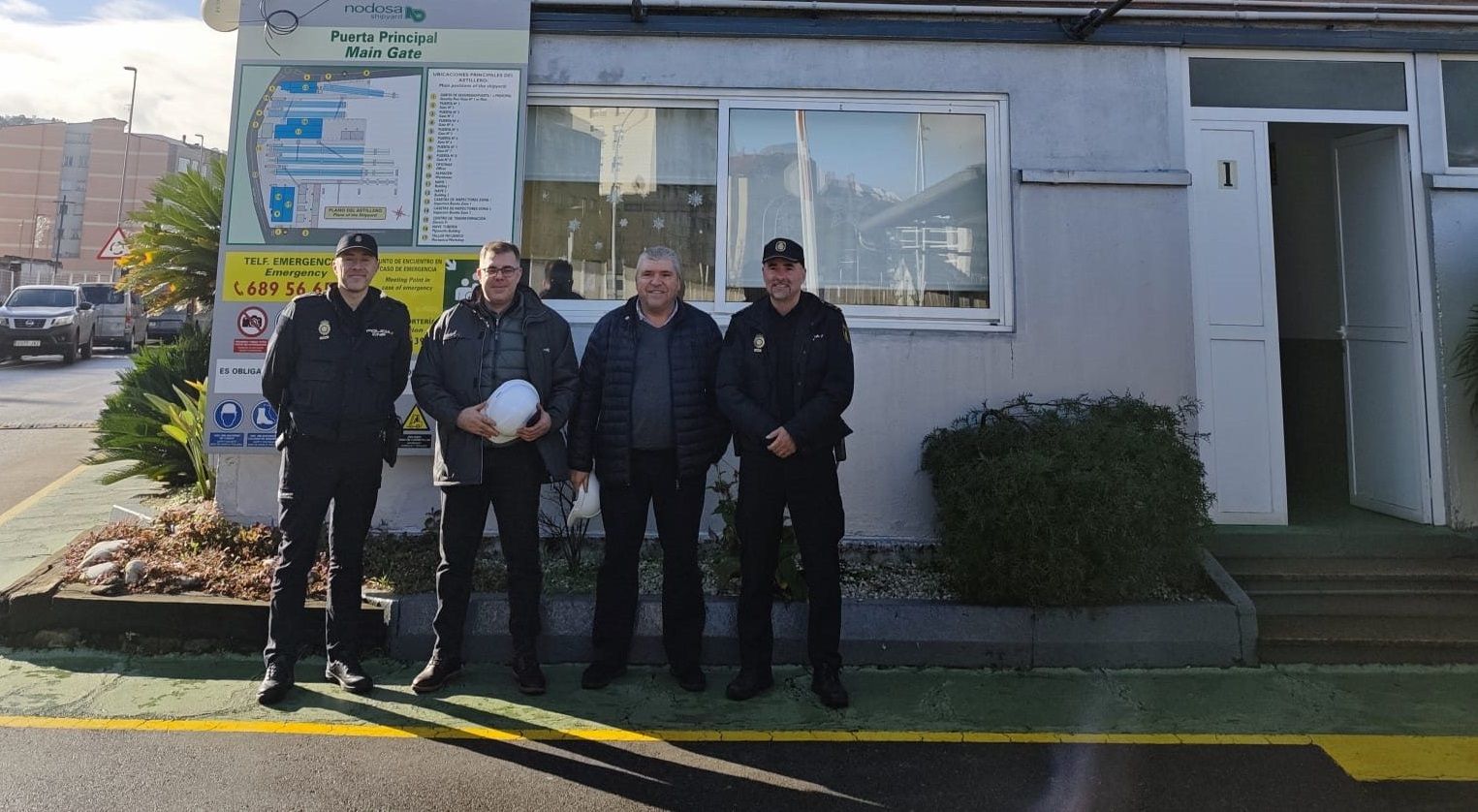 Agentes de la Policía en la sede de Nodosa en el Puerto de Marín
