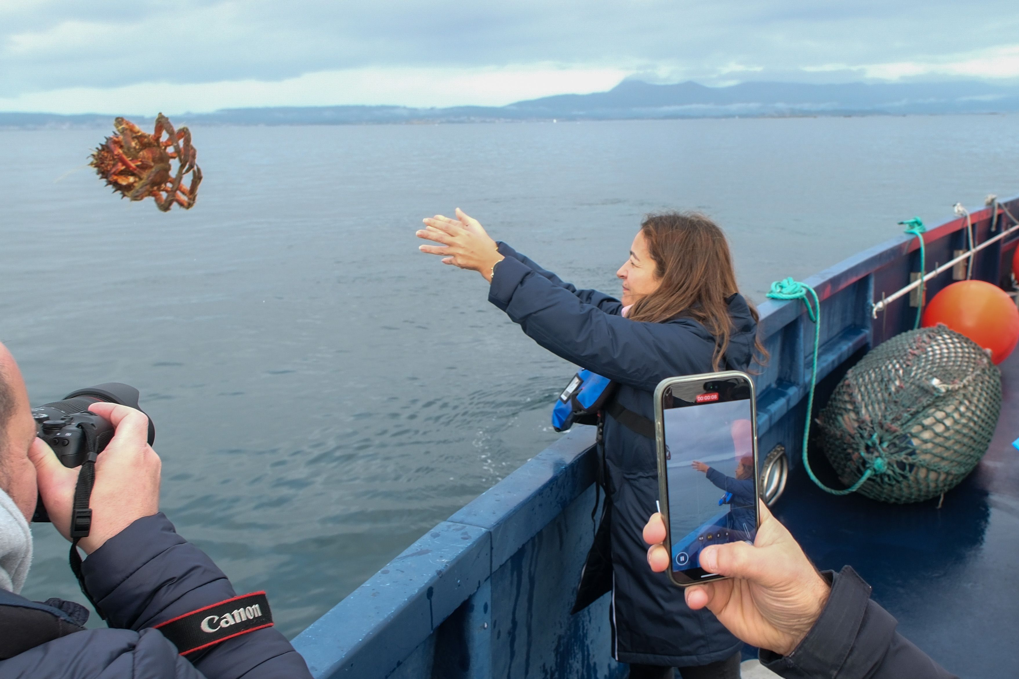 Marta Villaverde, conselleira do Mar, lanza un centollo al mar