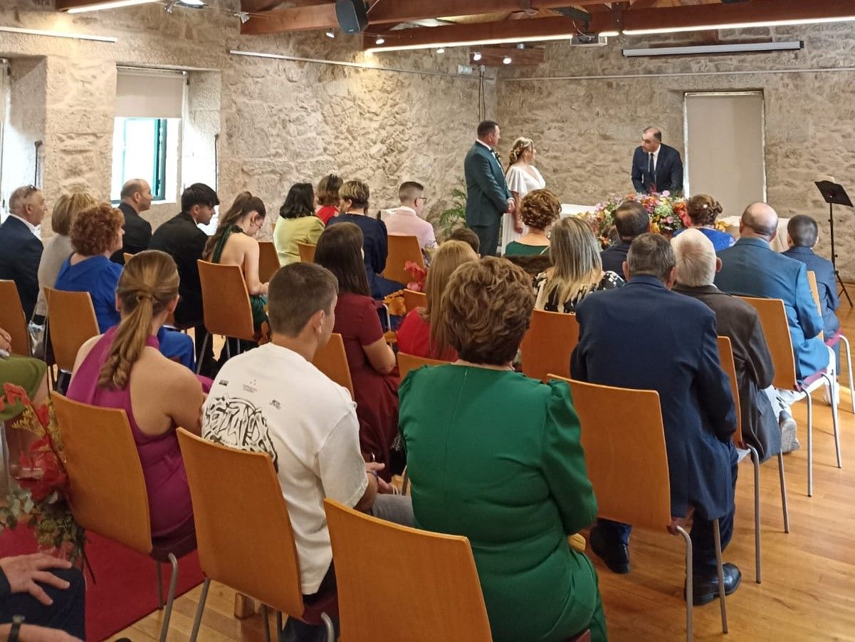 Una boda en el Casal de Ferreirós en Poio oficiada por el alcalde Ángel Moldes