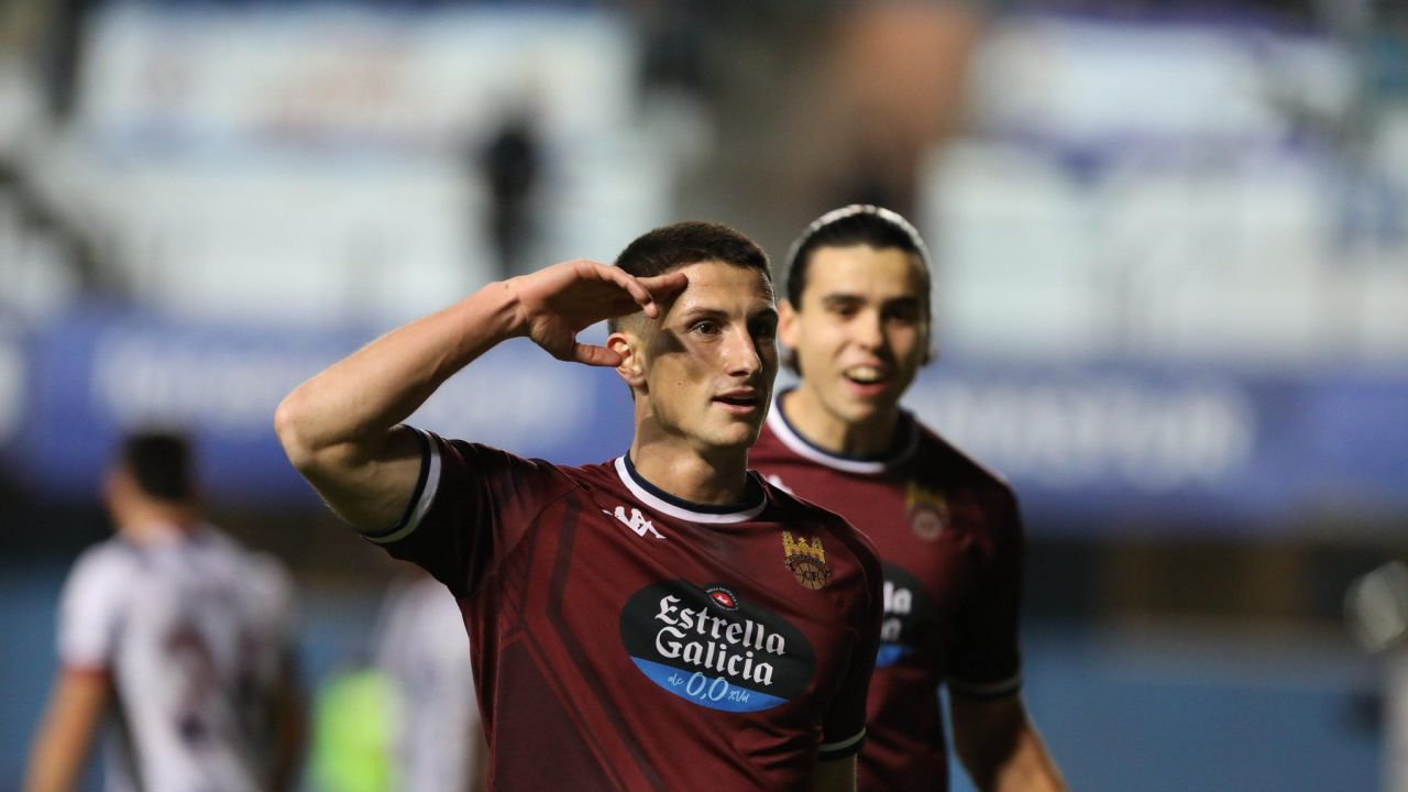 Miguel Cuesta celebra su gol ante el Avilés Miguel Cuesta celebra su gol ante el Avilés