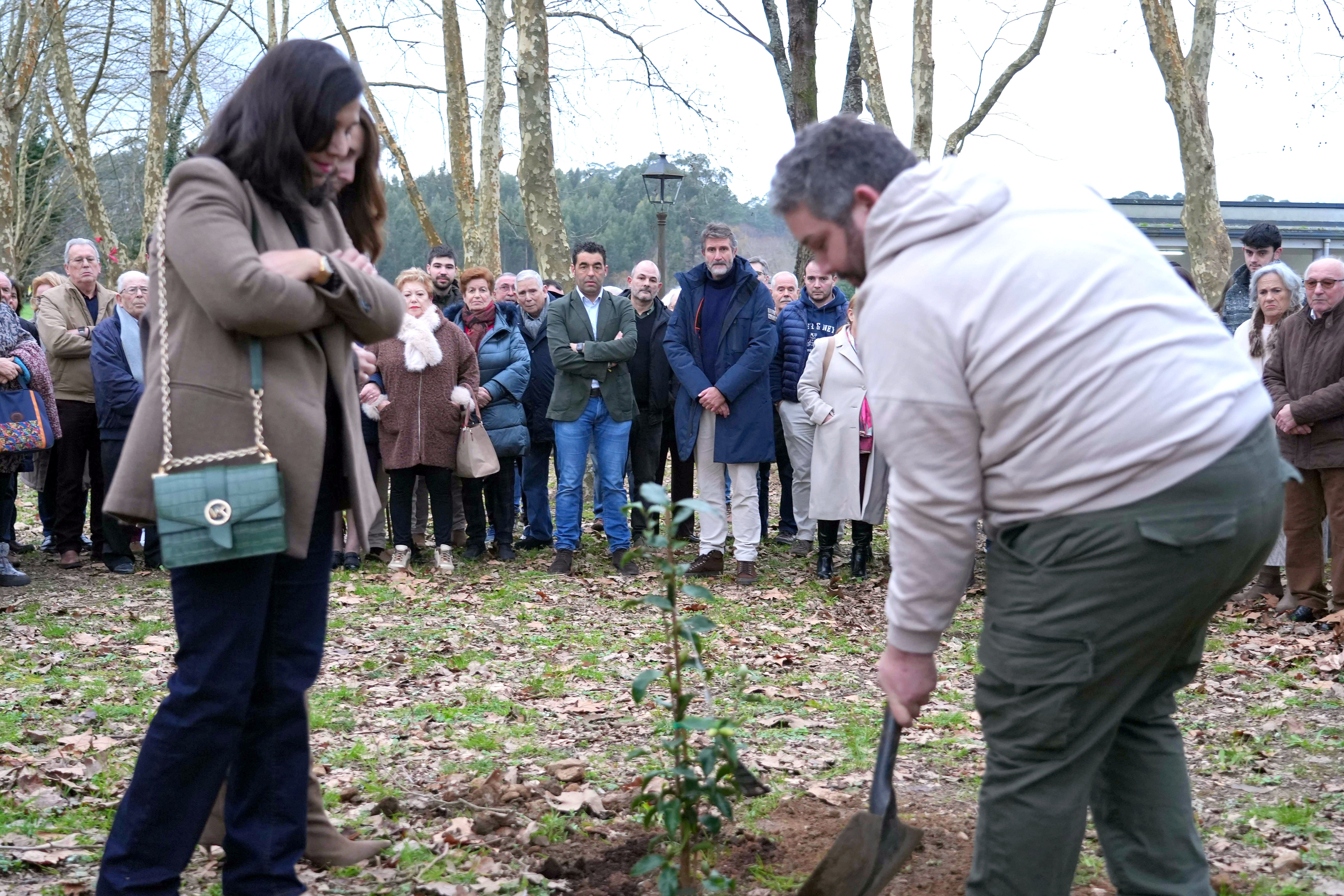 Plantación de una camelia black magic en homenaje a Fernando Vila