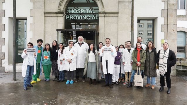 Protesta de facultativos a las puertas del Hospital Provincial durante la huelga médica el 14 de enero Protesta de facultativos a las puertas del Hospital Provincial durante la huelga médica el 14 de enero
