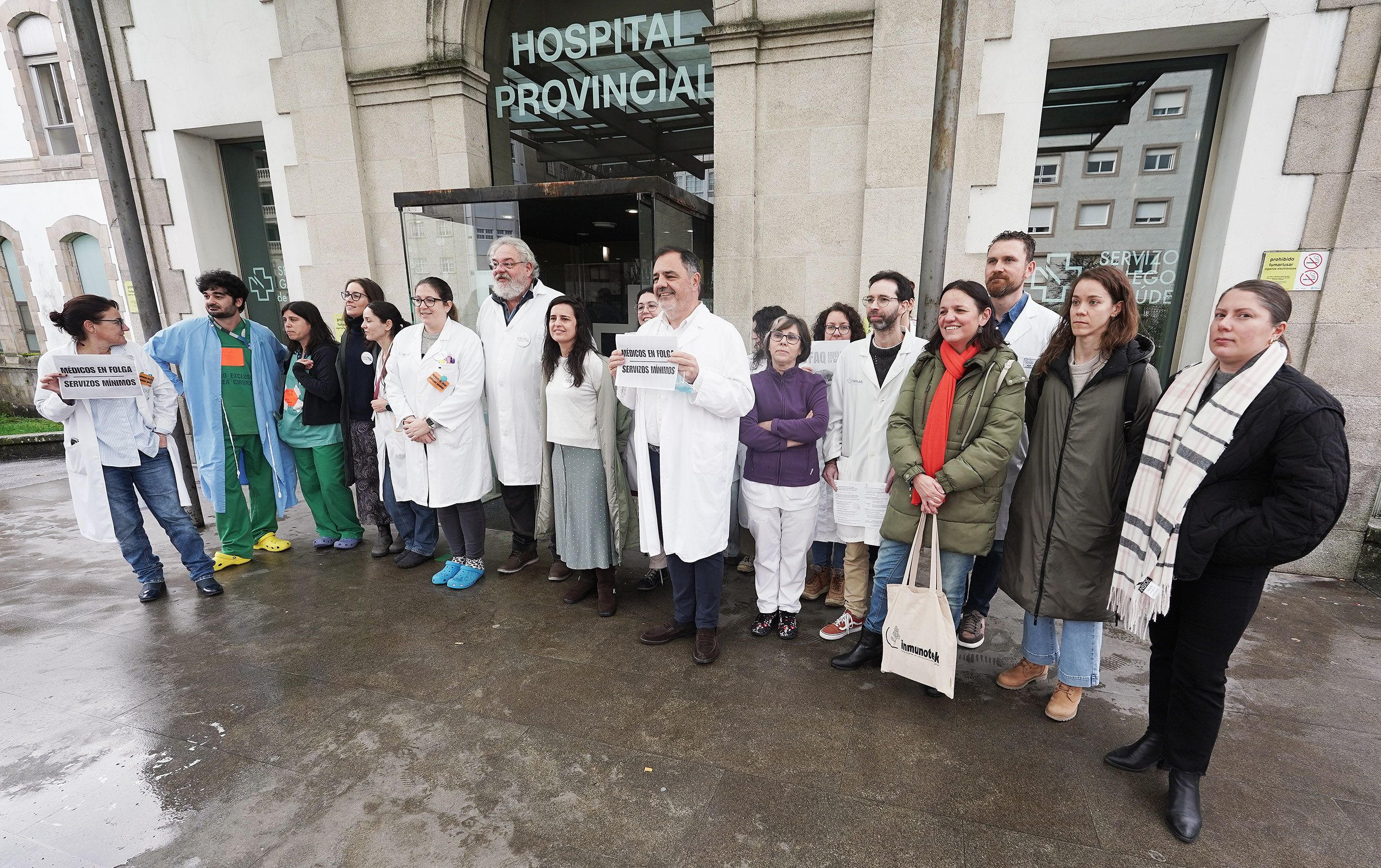 Protesta de facultativos ás portas do Hospital Provincial durante a folga médica o 14 de xaneiro