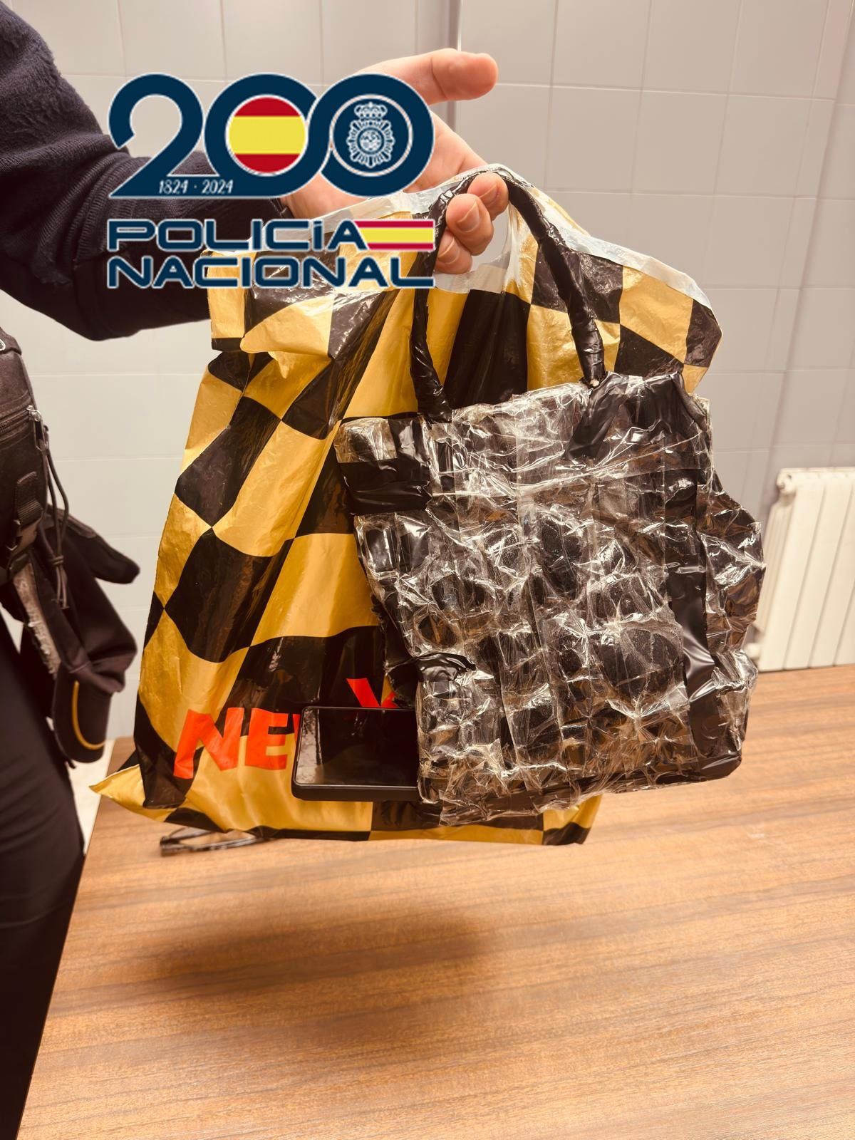 Bolsa e móbil habilitados polo detido para as gravacións
