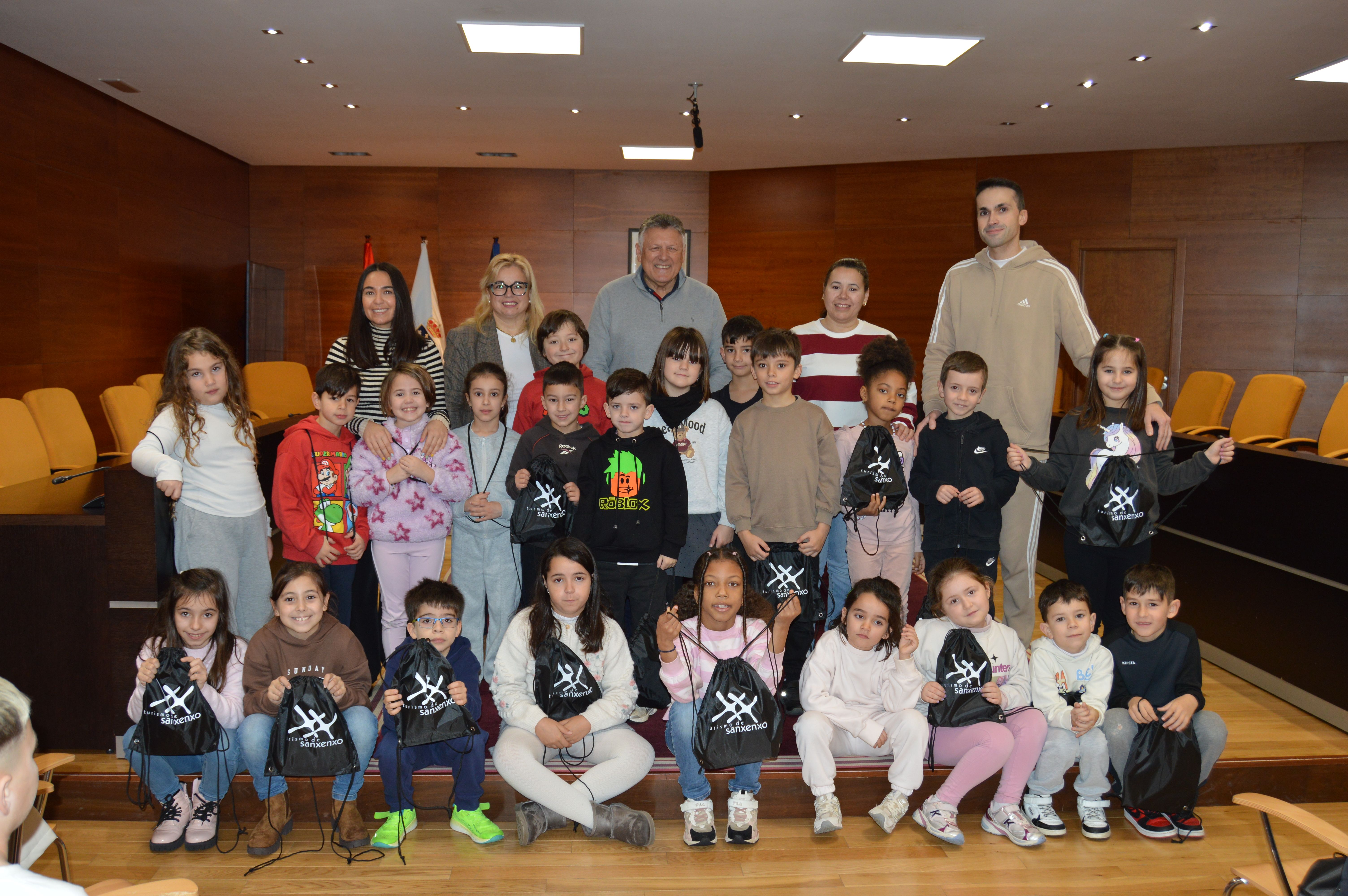 Visita de escolares de Nantes al Concello