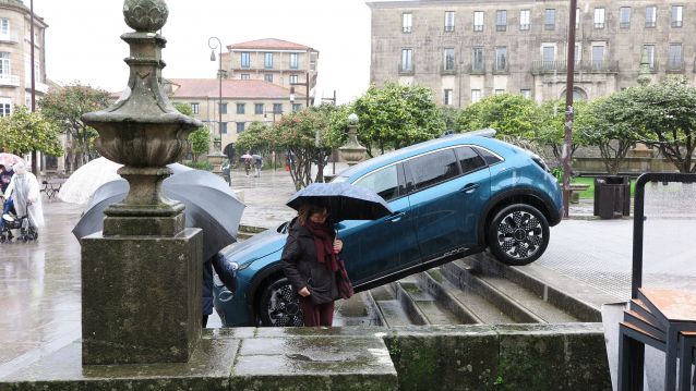 Vehículo atrapado en las escaleras de la Ferrería Vehículo atrapado en las escaleras de la Ferrería