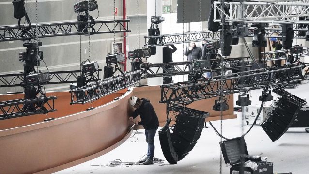 Tareas de montaje de la escenografía para los Feroz 2026 Tareas de montaje de la escenografía para los Feroz 2026