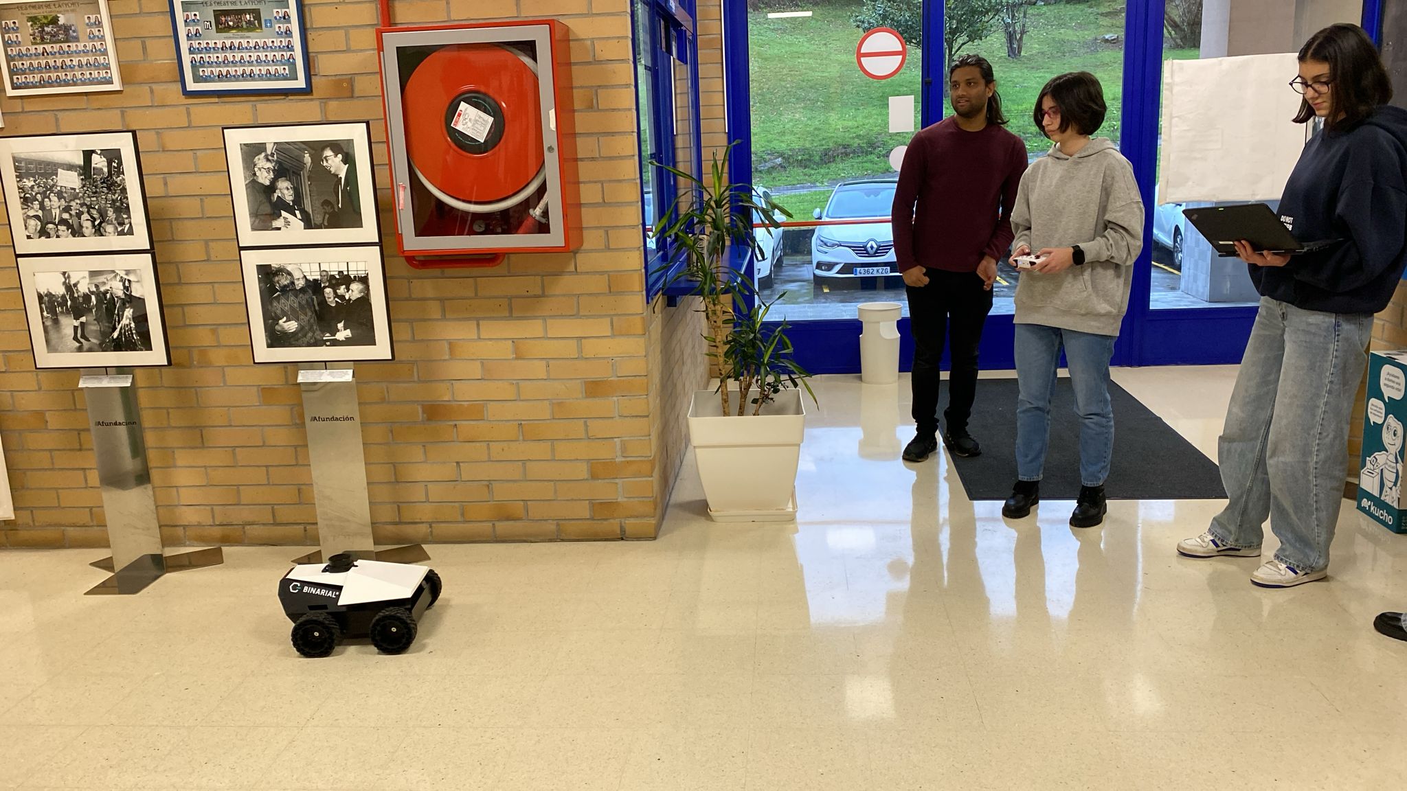 El robot COMPY recorre los pasillos del IES Mestre Landín