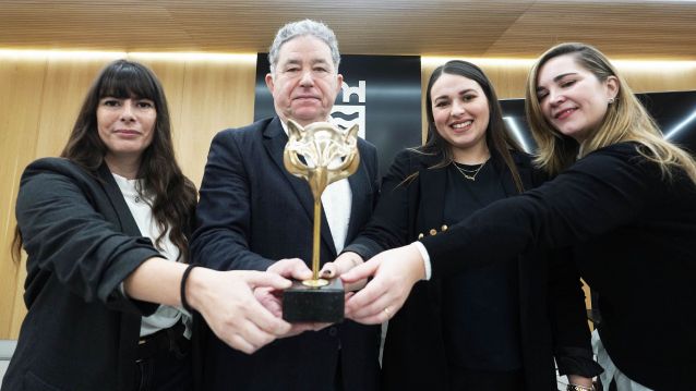 Representantes de Krack, El Nogal y Paco & Lola con el alcalde y la estatua de los Feroz